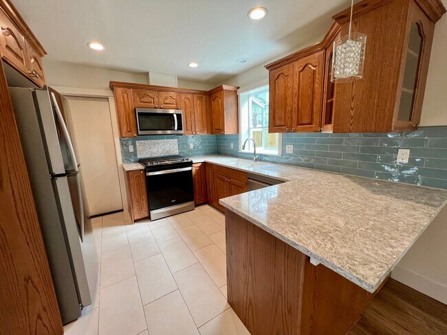 Building Photo - Stunning 3 Bed, 2.5 Bath Home in the Heart of Downtown Bend!