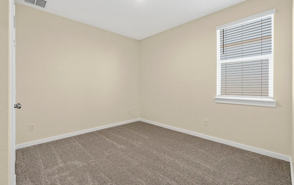 Second bedroom - 220 Fairfax Ave