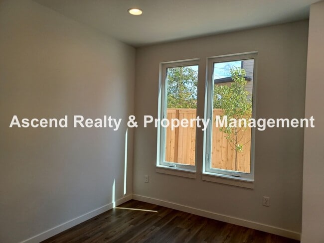 Building Photo - Newer Alberta Townhome Available Soon 1 Sm...