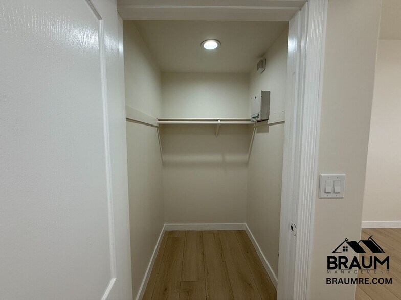 Building Photo - 10849 Fruitland Dr
