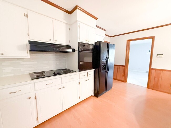 Building Photo - 3-Bedroom Home with Spacious Yard, Storage Shed & Natural Light
