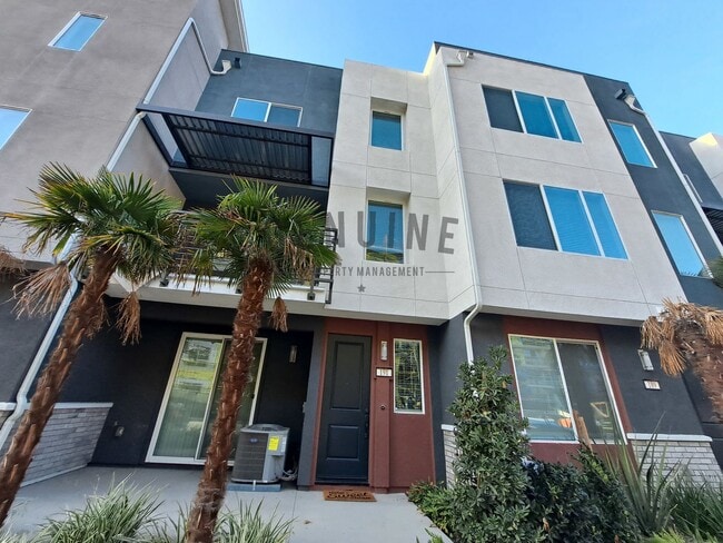 Building Photo - Beautiful Tri-Level 3Bd 2.5Ba Townhome in ...
