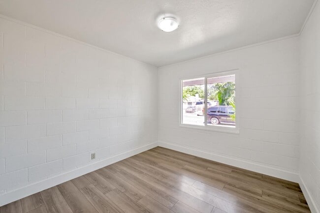 Building Photo - 5400 Valletta Way
