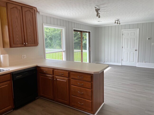 Building Photo - 3 BED, 2 BATH HOME LOCATED IN GREENSBORO