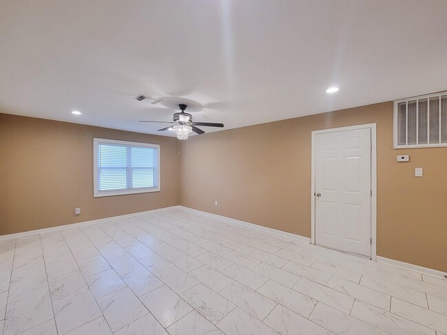 Building Photo - 3539 Kentwood Dr