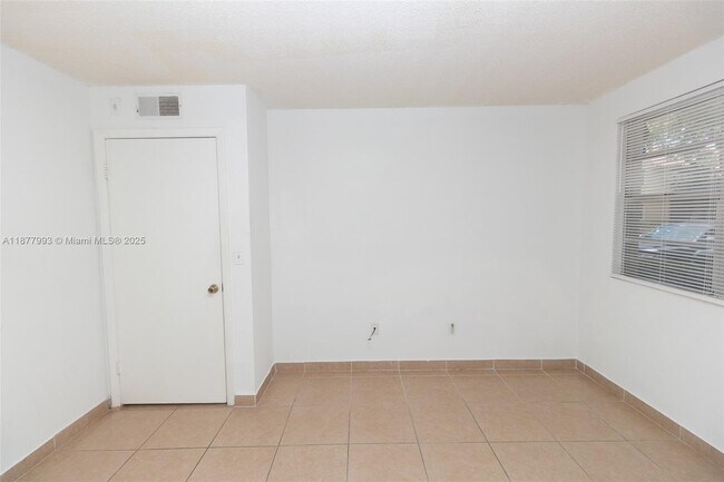 Building Photo - 1227 SW 46th Ave
