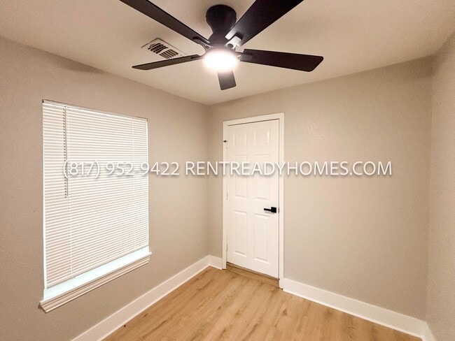 Building Photo - 404 Oak St