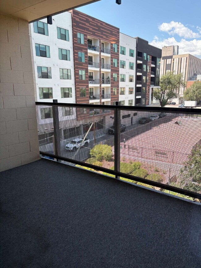 Building Photo - 1 bedroom Utilities Included - Downtown Citywalk