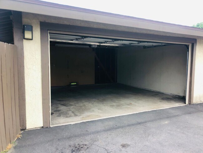 Building Photo - 1300A