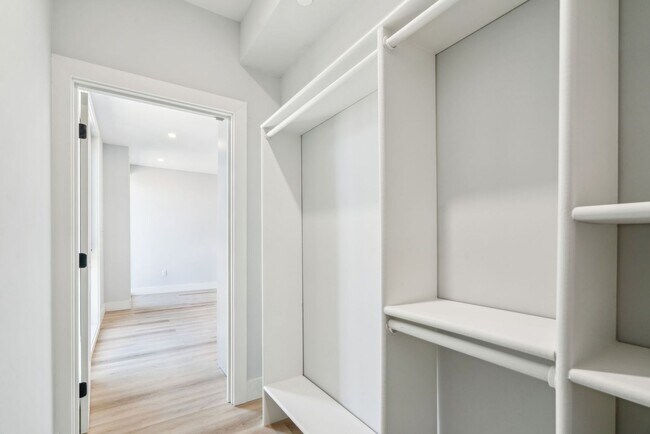 Building Photo - Stunning Studio Apartment in University City