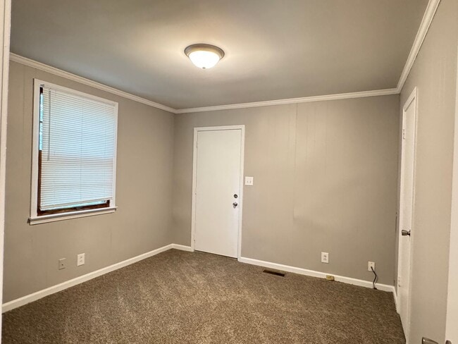Building Photo - Excellent location! Just Remodeled 2 Bed/1...