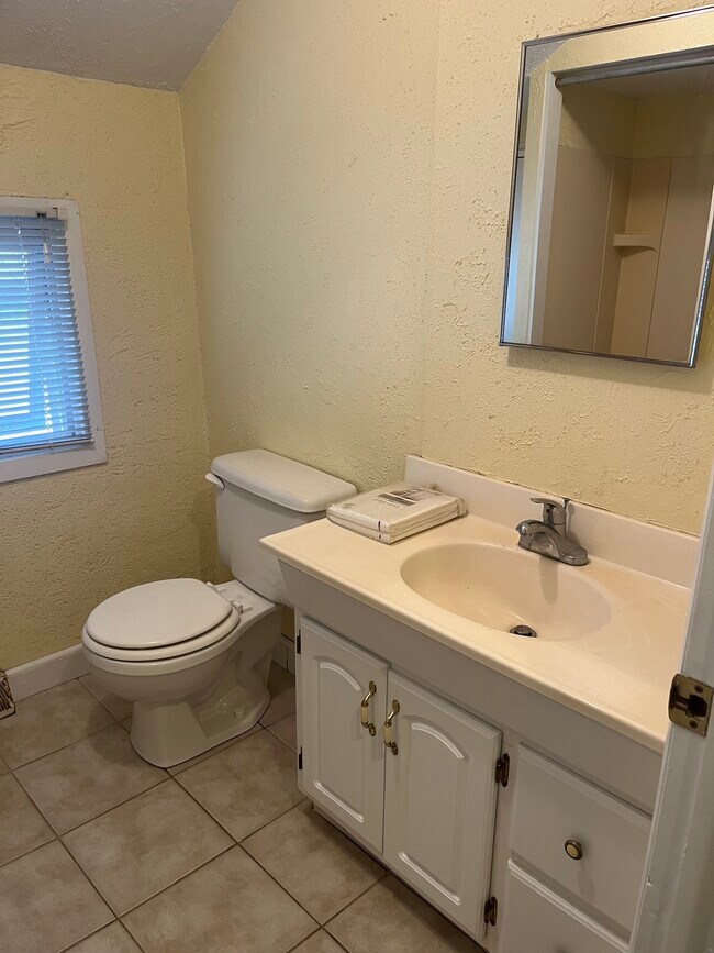 Building Photo - 2088 Chapman Lake Dr