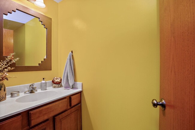 Building Photo - 1661 Cameron Dr