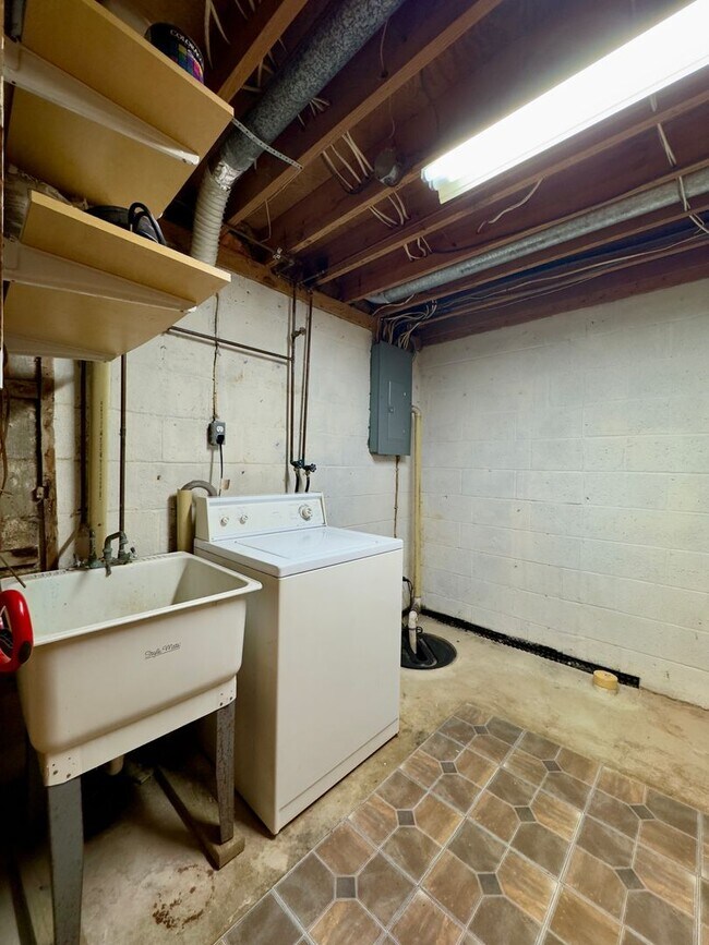 Building Photo - 5371 King Arthur Cir