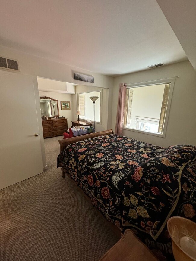 Building Photo - One Bedroom in Downtown Emmaus