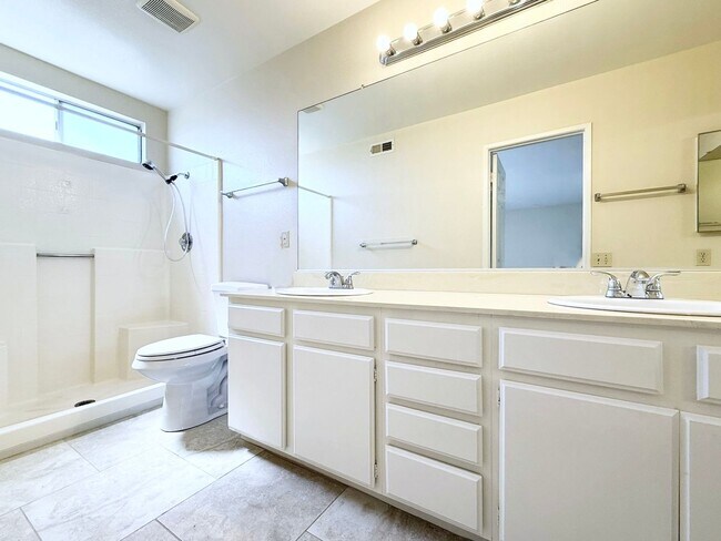 Building Photo - Beautiful Gated Rancho Montecito!
