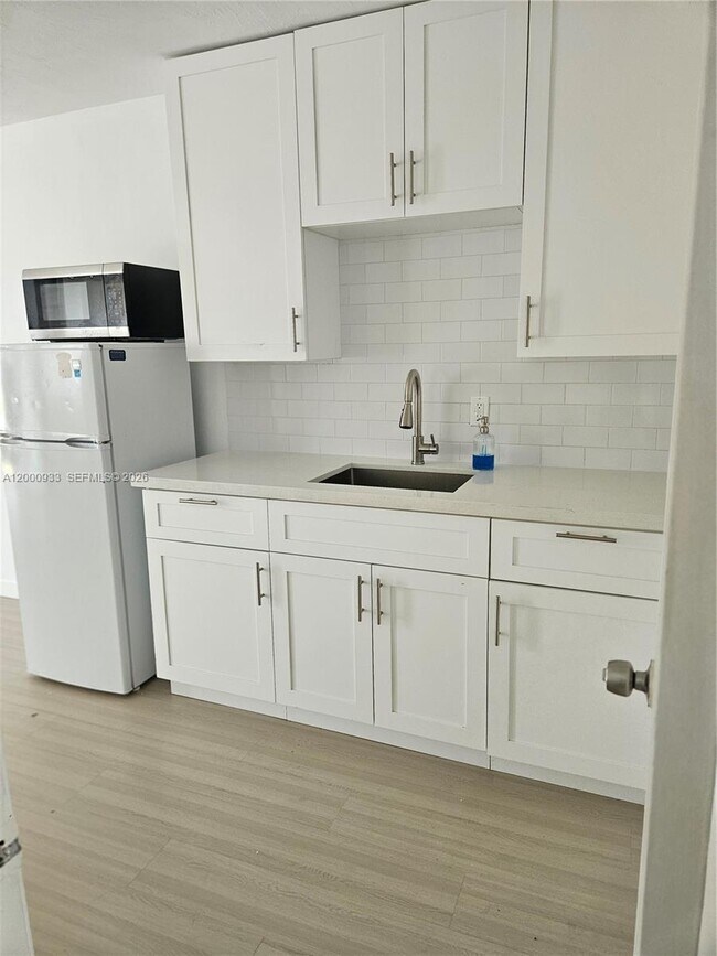 Building Photo - 514 SW 2nd Ave