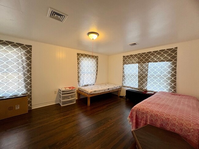 Building Photo - 2 Bedroom 1 Bathroom in Lebanon!