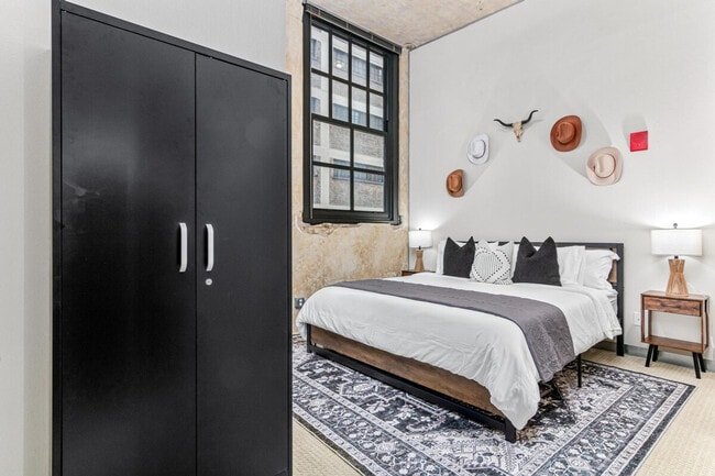 Building Photo - 301 N 7th Ave