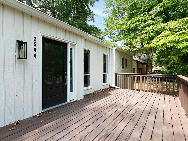 Building Photo - 2506 Kingsley Dr NE