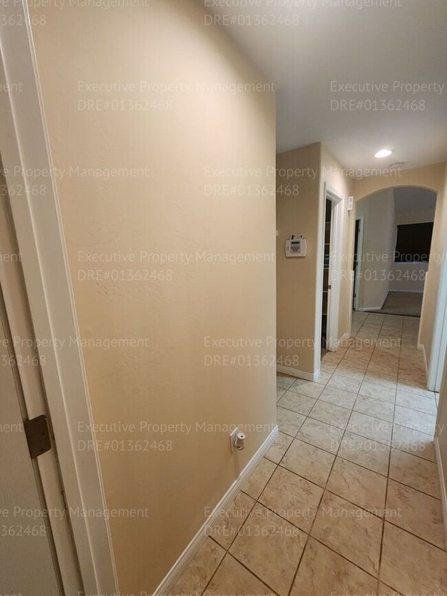 Building Photo - Spacious 4 bedroom 2 bathroom home located in the Ashton Falls community