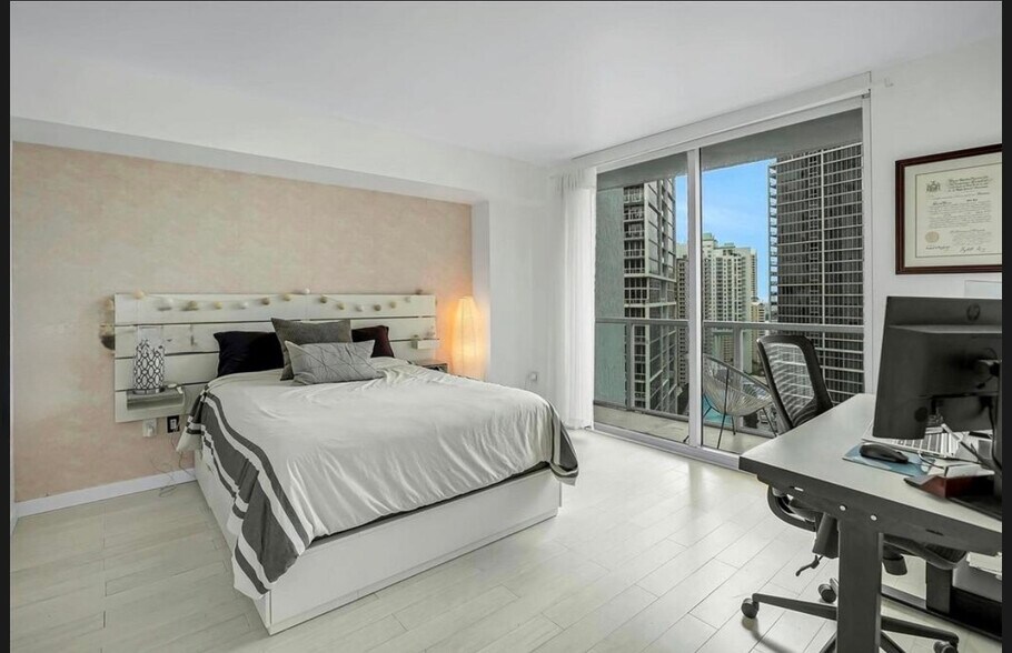 Building Photo - 500 Brickell Ave