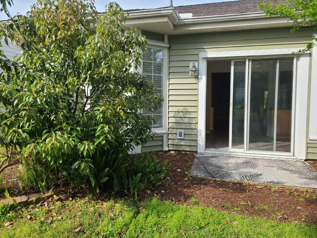 Building Photo - Beautiful Three Bedroom Home Sun City Home!