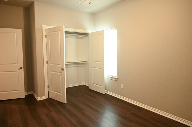 Building Photo - 211 Grove Ln