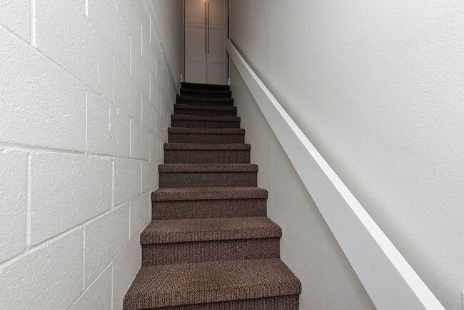 Building Photo - Light-Filled 2BR/2.5BA Townhouse with Private Patio & 2-Car Garage Near UCSD & UTC