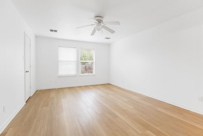 Building Photo - 210 Laceleaf Ln