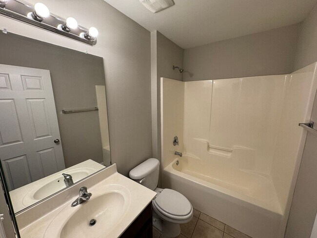 Building Photo - 152 N Arcadian Way
