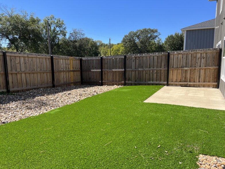 Back yard/patio - 10637 Brothers Ln