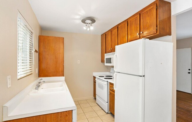 Building Photo - Large One Bedroom in University Heights wi...