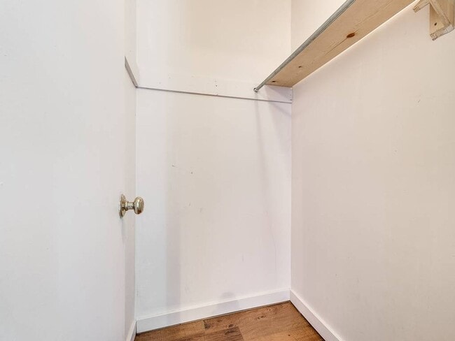 Building Photo - Cute Duplex - Upper Unit!