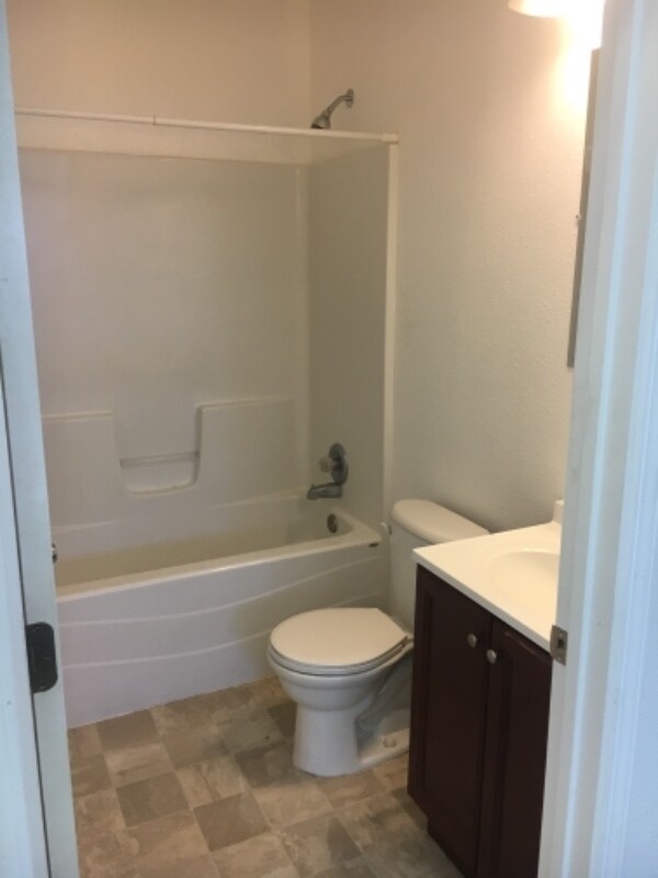 Building Photo - 208 Center St