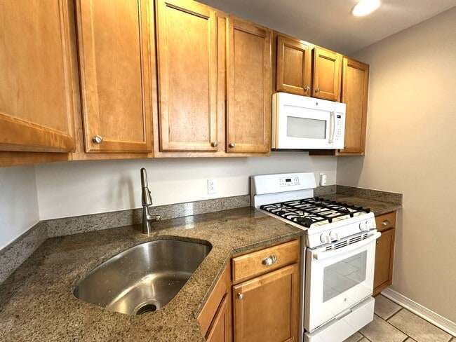 Building Photo - Gorgeous 2-Bedroom Townhome in the Heart of Olde Richmond! Available NOW!