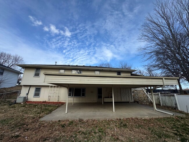 Building Photo - Three Bedroom Home