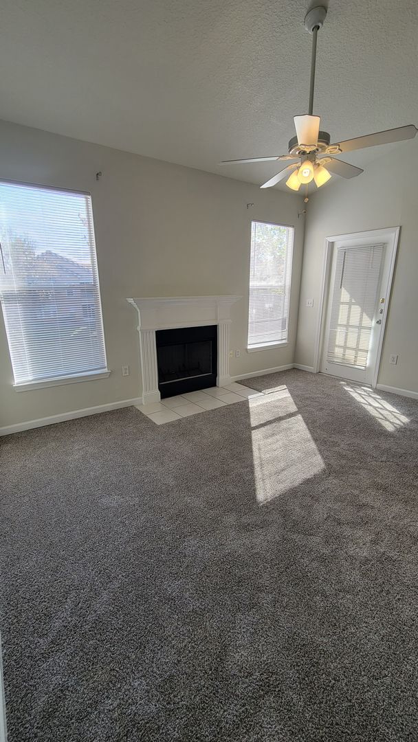 Building Photo - The Villas Condominiums  2/2 AVAILALBE NOW!