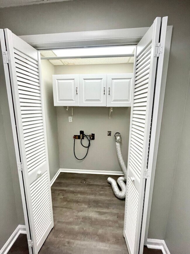Building Photo - Gorgeous 3 bedroom 2.5 bath home in Farrag...