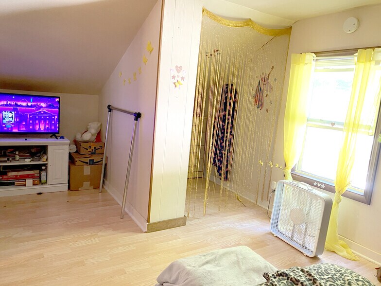 Building Photo - 608 S Webber St