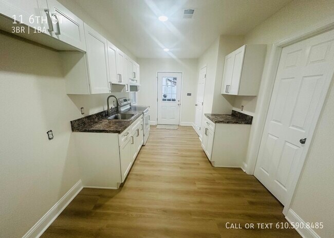 Building Photo - 11 6th St