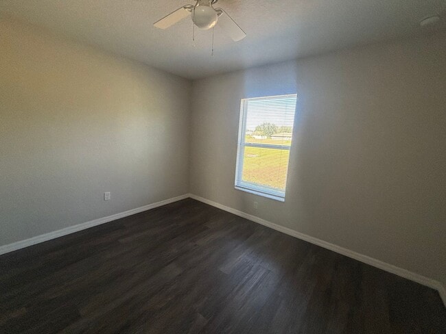 Building Photo - Modern 3 bedroom 2 Bathroom House, No Carpet!