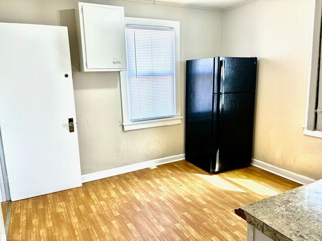 Building Photo - Spacious 2 bedroom home near Churchill Downs- Section 8 accepted