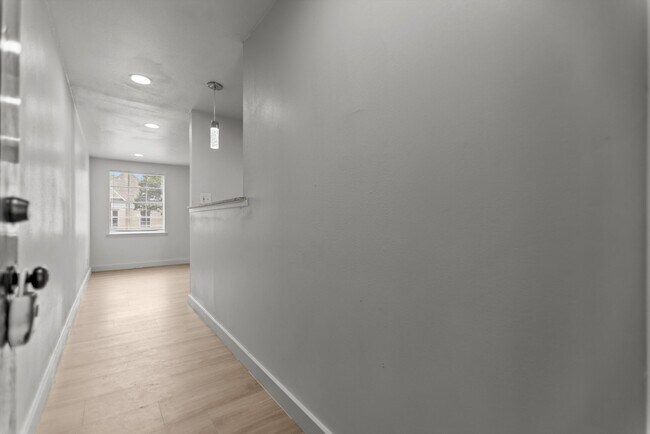 Building Photo - 517 W Houston St
