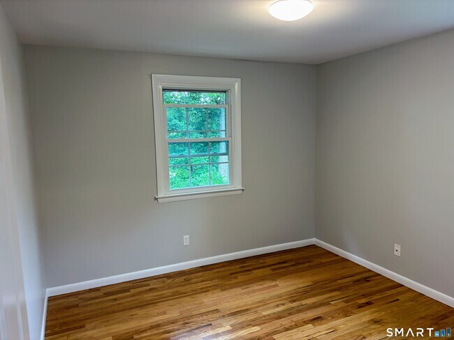 Building Photo - 8 Canterbury Ln