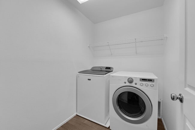 Building Photo - Beautiful 3-bedroom, 2.5-bathroom home loc...