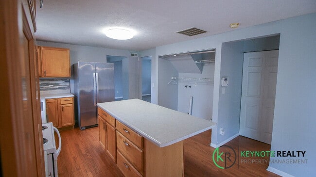 Building Photo - Gorgeous 4 Bedroom, 4 Bathroom Home Availa...
