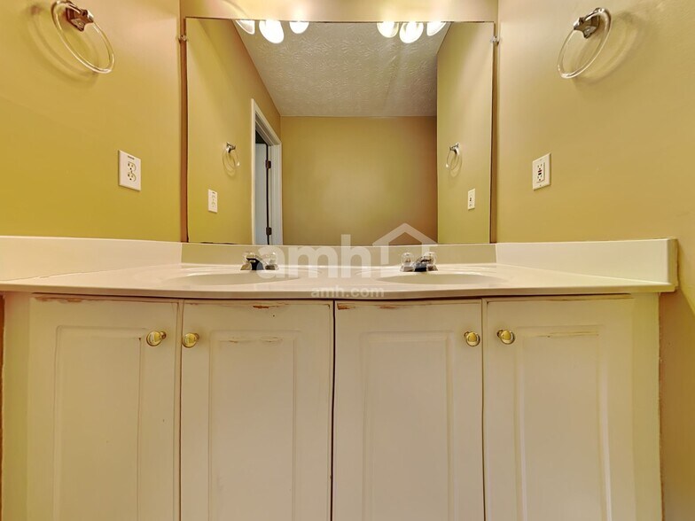 Building Photo - 340 Sunderland Cir