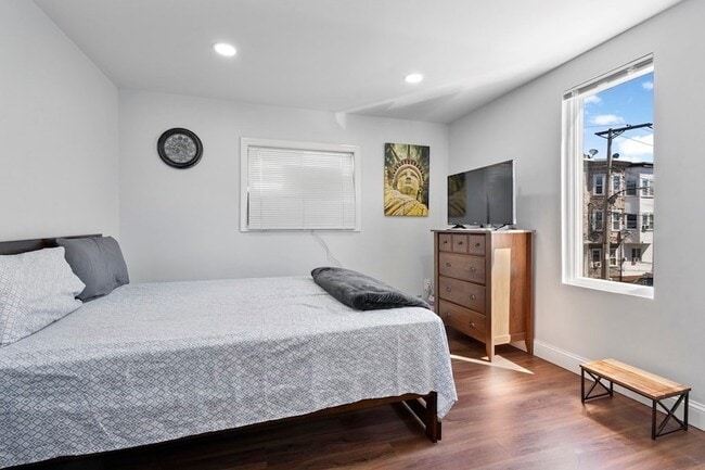 Building Photo - 165 Saratoga St