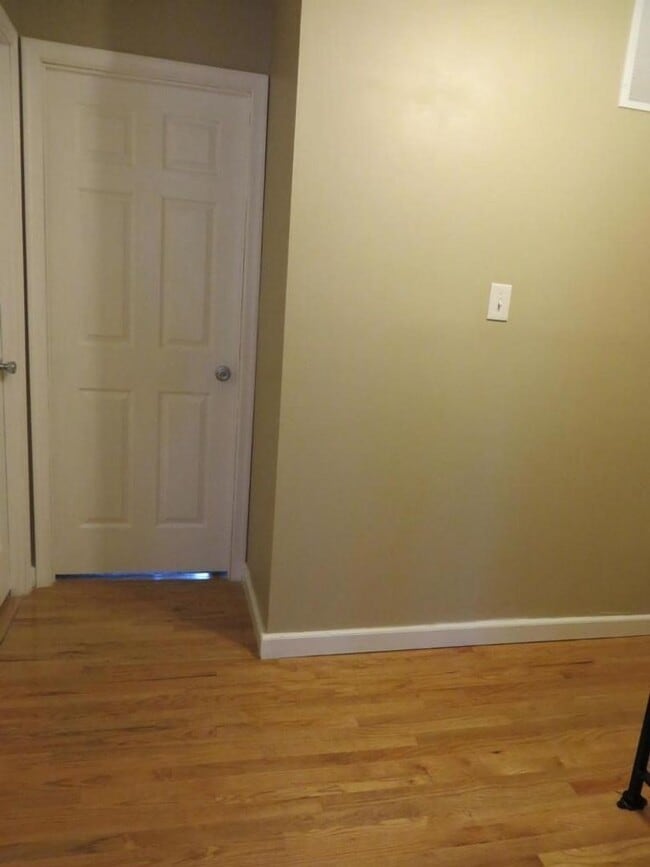 Building Photo - Beautiful 3 BR/2.5 BA Townhome in Millersv...